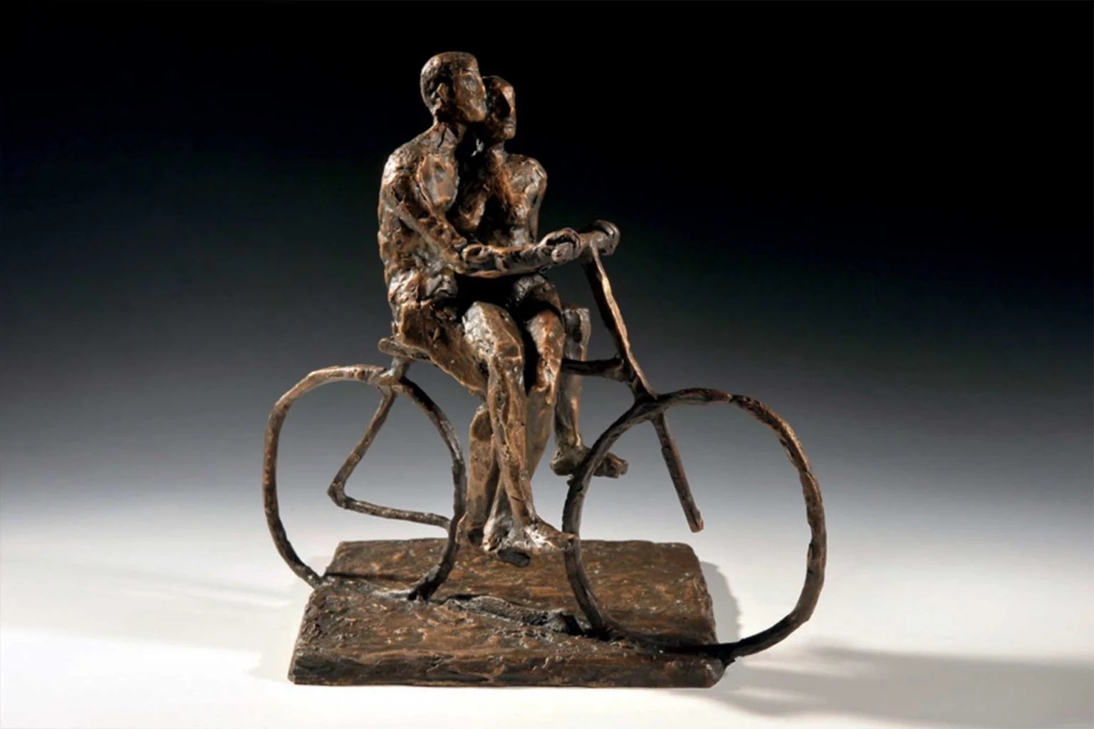 Un uomo porta la sua ragazza a fare un giro in bicicletta.