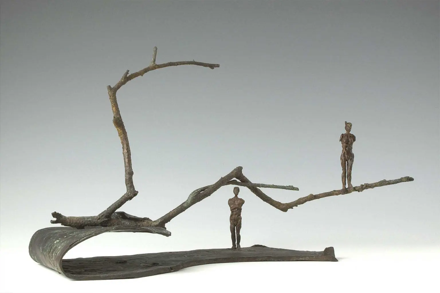 Scultura in bronzo raffigurante una coppia separata: La donna è lontana dall'uomo.