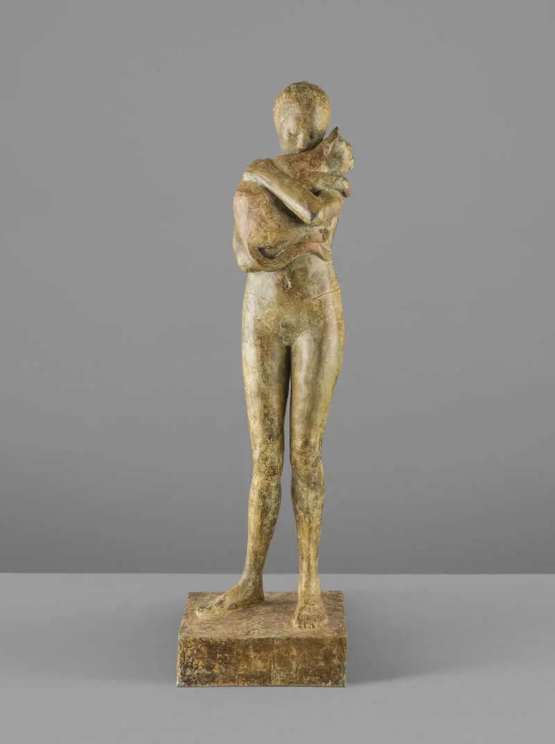 Una giovane donna tiene teneramente il suo gatto tra le braccia.