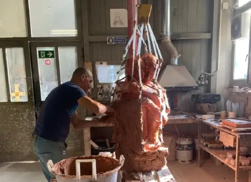 Preparazione degli stampi per la fusione in bronzo