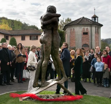 Scultura monumentale in bronzo Il abbraccio