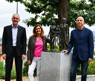 Scultura in bronzo: Famiglia in bicicletta
