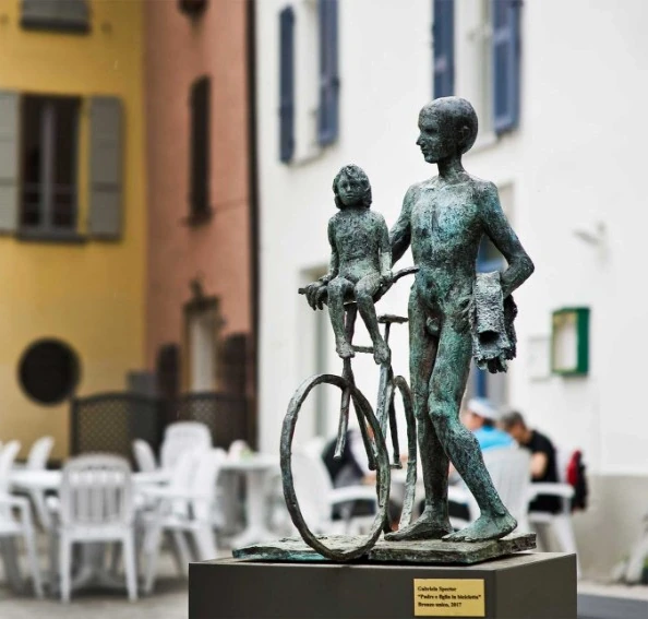 Scultura in bronzo: Papa e figlia