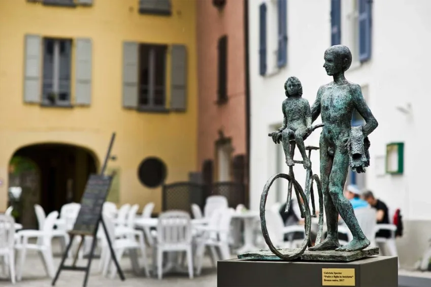 Scultura Famiglia in bicicletta