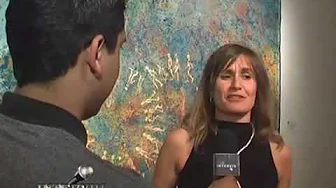 foto della scultrice e del giornalista che la intervista