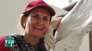 foto della scultrice mentre lavora alla sua scultura in gesso