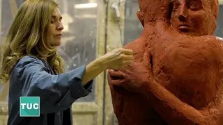 foto dell'artista che ritocca la scultura in cera