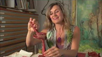 foto della scultrice mentre gioca con una delle sue opere