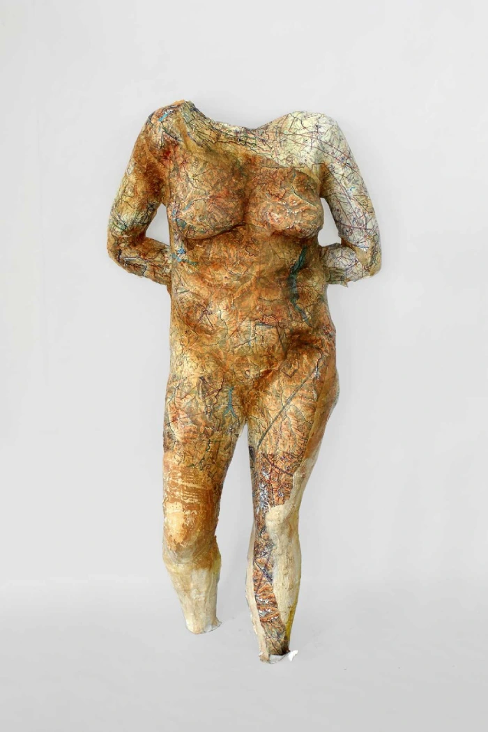 Scultura con benda ingessata e carte geografiche