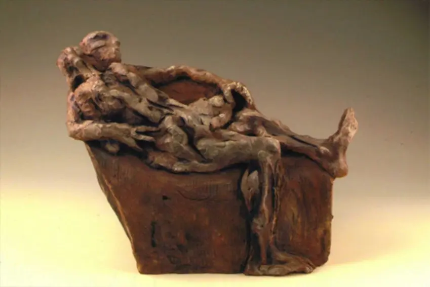 Scultura in terracotta: amanti sul divano