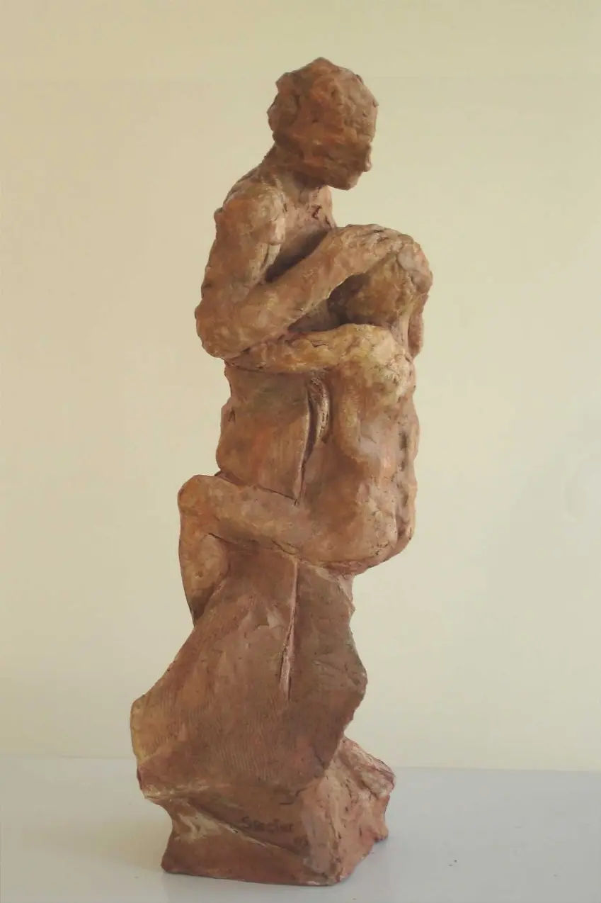 Scultura in terracotta: una bambina con braccia e gambe si aggrappa al corpo della madre.