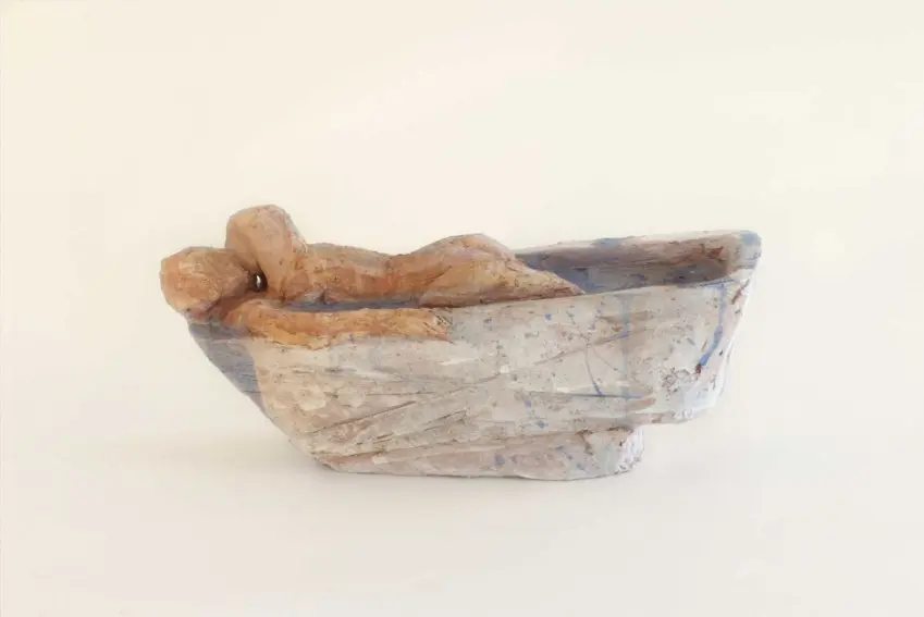 Scultura in terracotta: una coppia in una vasca da bagno.