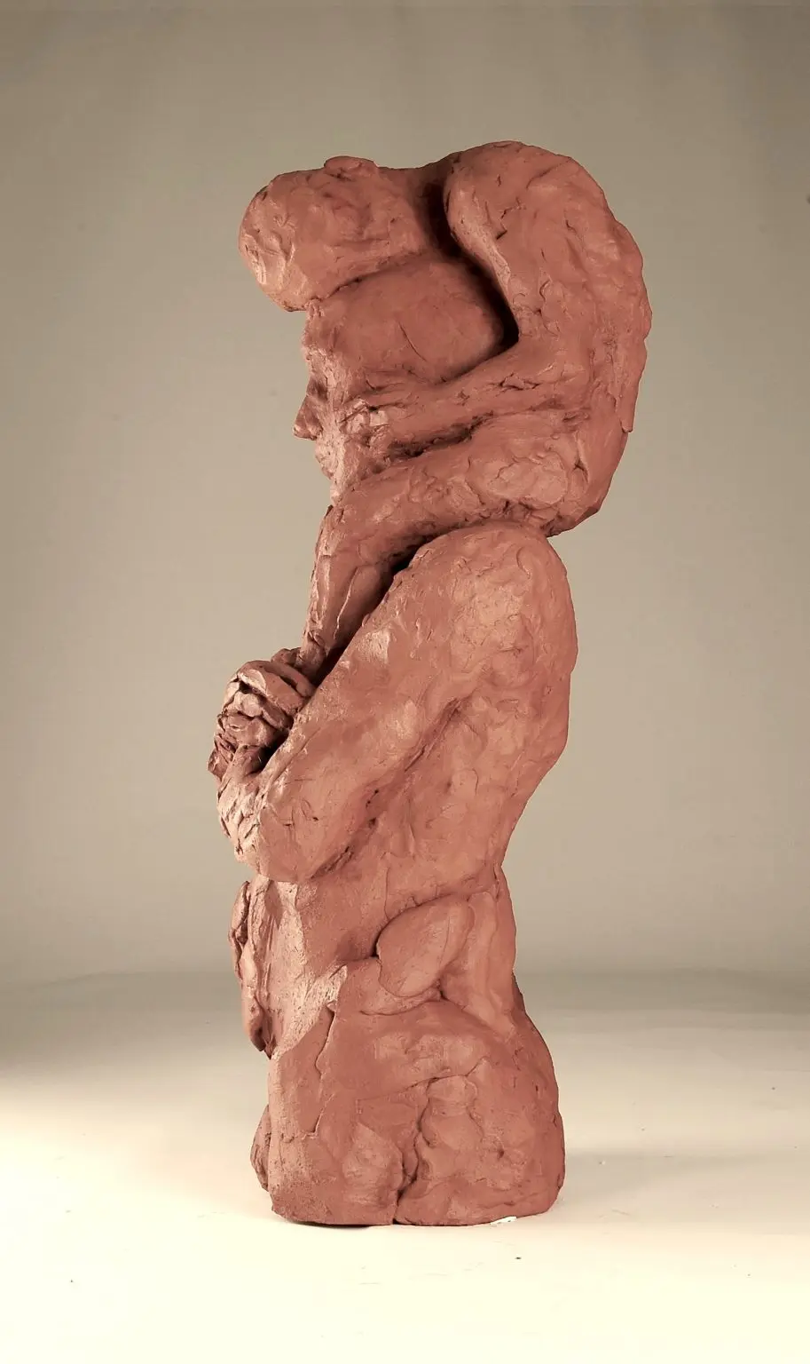 Scultura in terracotta: un padre che porta suo figlio sulle spalle.