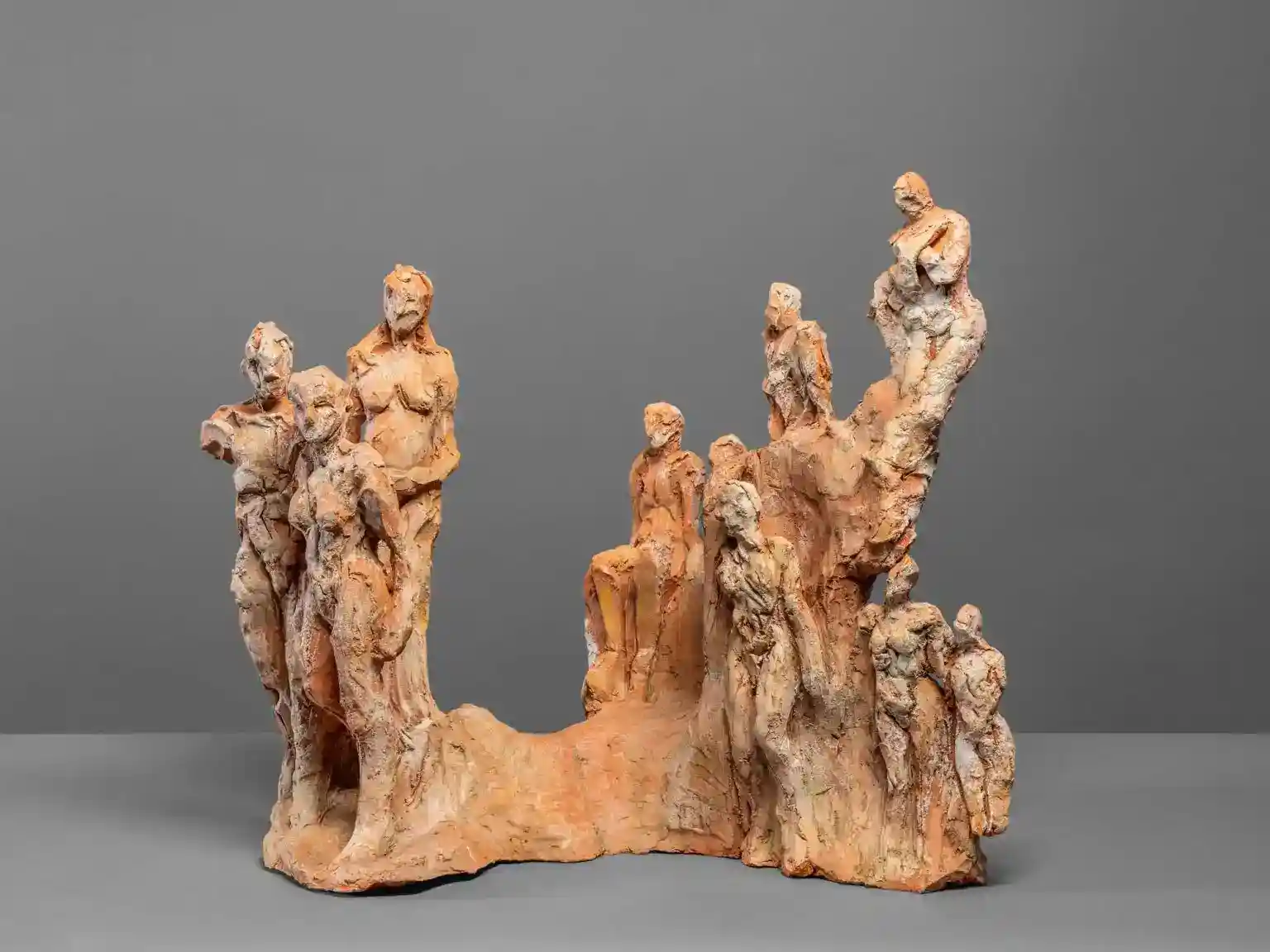 Scultura in terracotta: un gruppo di immigrati.