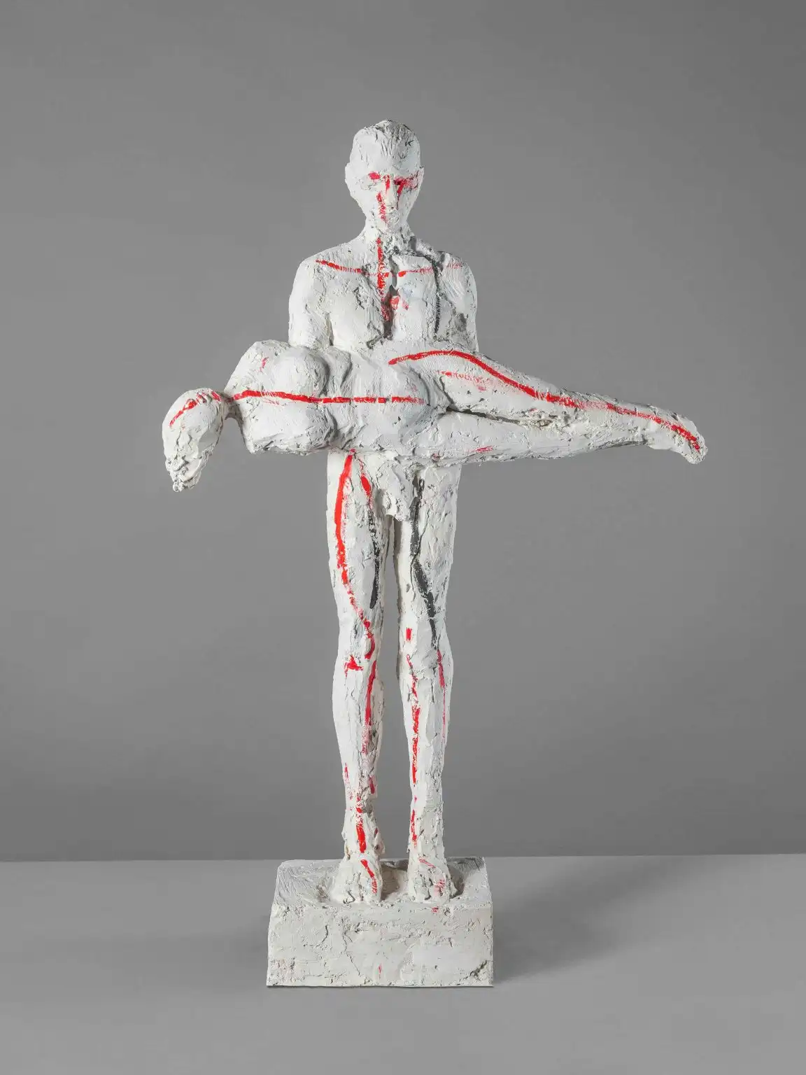 Scultura in terracotta: un uomo che tiene tra le braccia una donna. Le due figure formano una croce.
